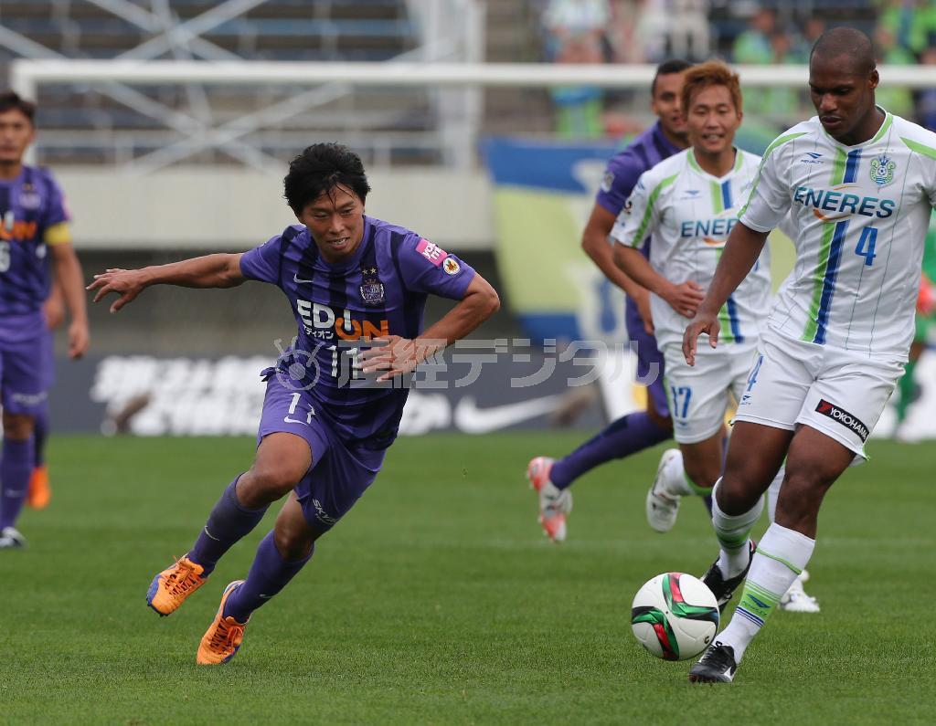 後半、ゴールを狙って競り合う佐藤寿人（ひさと）選手（左）＝２０１５年１１月２２日、広島県広島市安佐南区のエディオンスタジアム広島（永田直也撮影）