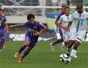 後半、ゴールを狙って競り合う佐藤寿人（ひさと）選手（左）＝２０１５年１１月２２日、広島県広島市安佐南区のエディオンスタジアム広島（永田直也撮影）