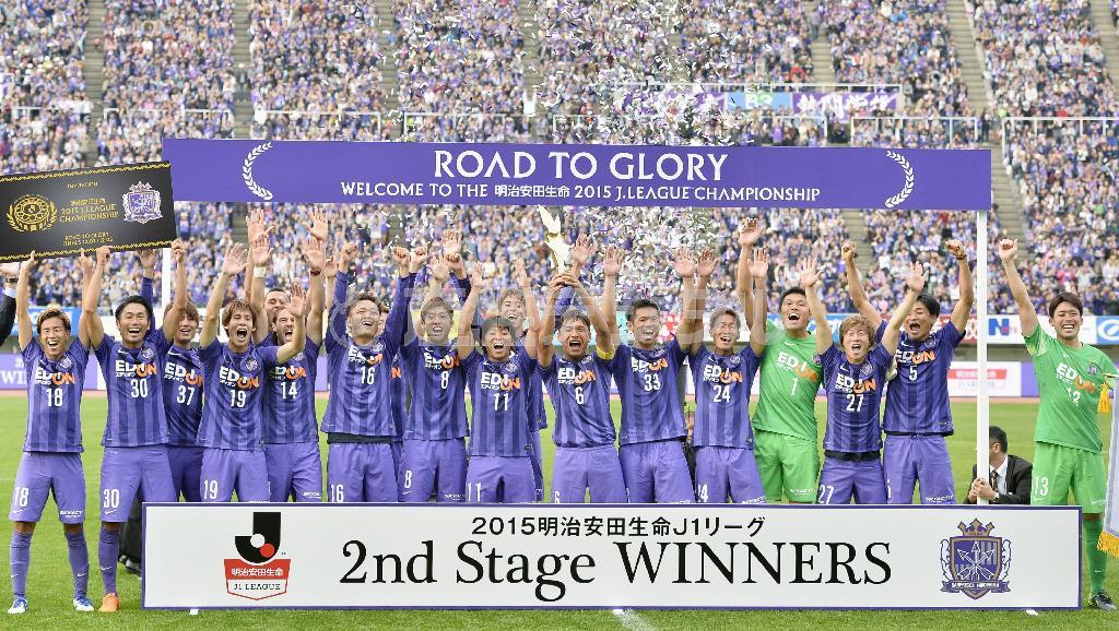 Ｊ１第２ステージ優勝を決め、サポーターと一緒に喜ぶ広島イレブン＝２０１５年１１月２２日、広島市安佐南区のエディオンスタジアム広島（共同）
