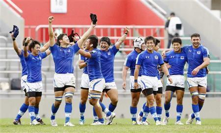 流通経大との全勝対決を制して優勝を決め、喜ぶ東海大フィフティーン＝２０１５年１１月２２日、東京都港区の秩父宮（共同）