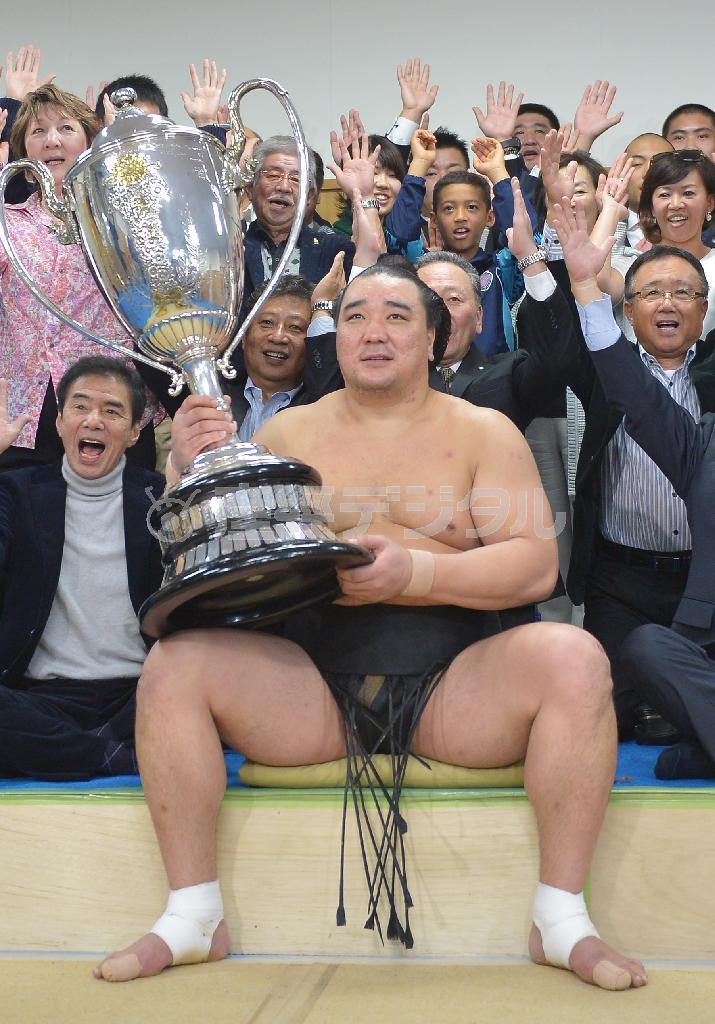 賜杯を手に笑顔の日馬富士（はるまふじ）＝２０１５年１１月２２日、福岡県福岡市博多区の福岡国際センター（榎本雅弘撮影）