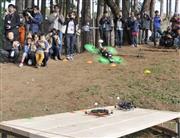 タイムを競うレースで飛び立つ小型無人機「ドローン」＝７日午後、千葉県香取市