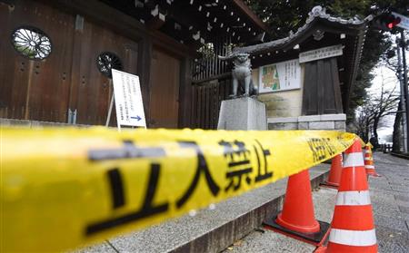 敷地内の公衆トイレで不審物が見つかり、閉じられた靖国神社の南門＝２４日午前、東京都千代田区