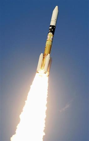カナダの通信会社の衛星を搭載し、上昇する改良型Ｈ２Ａロケット２９号機＝２４日午後３時５０分、鹿児島県の種子島宇宙センター