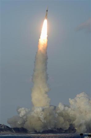 カナダの通信会社の衛星を搭載し、打ち上げられる改良型Ｈ２Ａロケット２９号機＝２４日午後３時５０分、鹿児島県の種子島宇宙センター