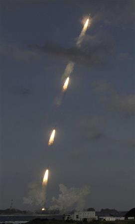 カナダの通信会社の衛星を搭載し、打ち上げられる改良型Ｈ２Ａロケット２９号機の連続合成写真＝２４日午後３時５０分３秒から同２１秒まで撮影、鹿児島県の種子島宇宙センター