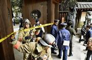 敷地内にある公衆トイレで爆発が起き、消防隊員や警察官で騒然とする靖国神社の南門＝２０１５年１１月２３日、東京都千代田区（共同）