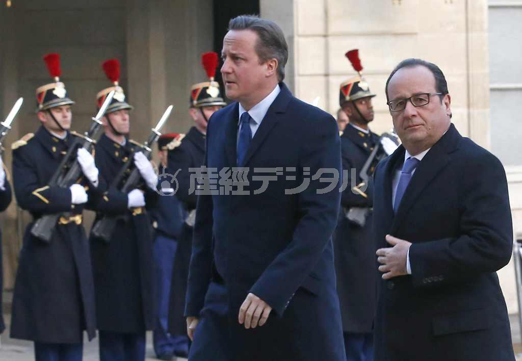首脳会談に向かうにフランスのフランソワ・オランド大統領（右）とイギリスのデービッド・キャメロン首相＝２０１５年１１月２３日、フランス・首都パリのフランス大統領府（ロイター）