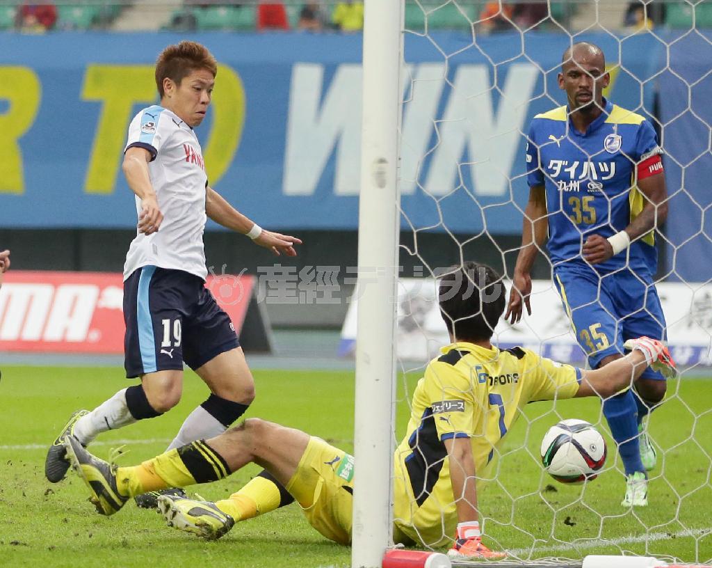 大分－磐田の後半、先制ゴールを決める磐田・伊野波雅彦（左）＝２０１５年１１月２３日、大分県大分市の大分銀行ドーム（共同）
