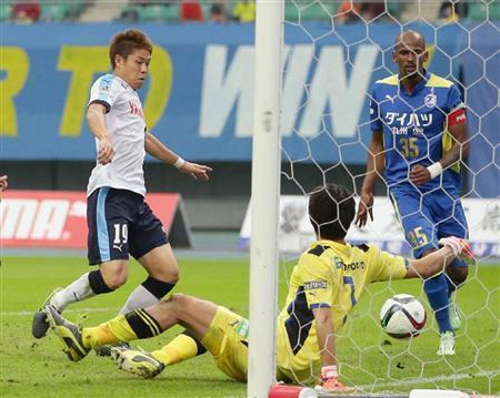 大分－磐田の後半、先制ゴールを決める磐田・伊野波雅彦（左）＝２０１５年１１月２３日、大分県大分市の大分銀行ドーム（共同）