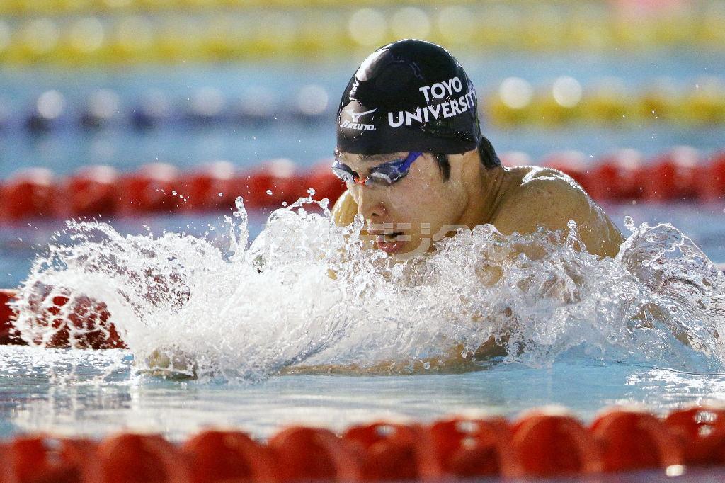 男子４００メートル個人メドレー決勝で４分１６秒０６を記録し、１位となった萩野公介の平泳ぎ＝２０１５年１１月２３日、東京都豊島区の東京スイミングセンター（共同）