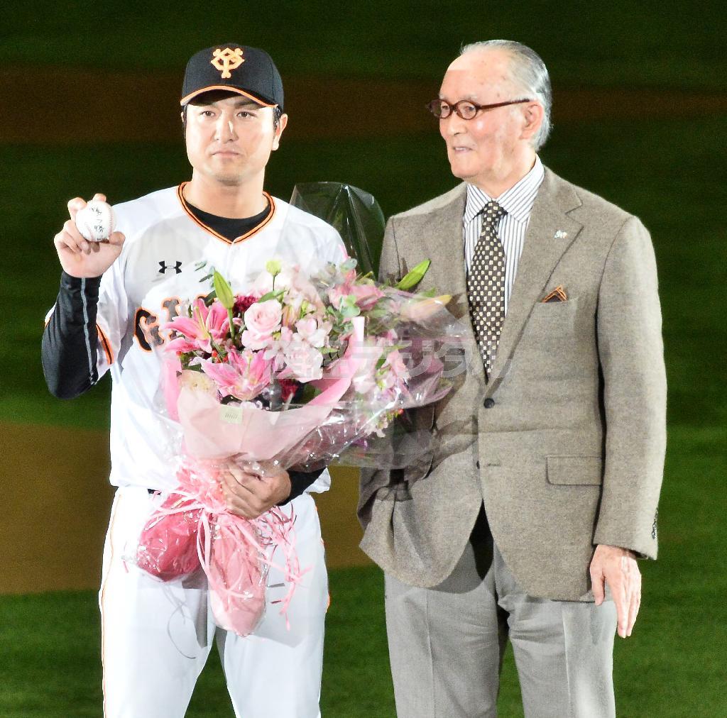 長嶋茂雄終身名誉監督（右）からメッセージボールを受け取った巨人・高橋由伸（よしのぶ）監督＝２０１５年１１月２３日、東京都文京区の東京ドーム（納冨康撮影）