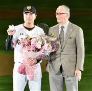 長嶋茂雄終身名誉監督（右）からメッセージボールを受け取った巨人・高橋由伸（よしのぶ）監督＝２０１５年１１月２３日、東京都文京区の東京ドーム（納冨康撮影）