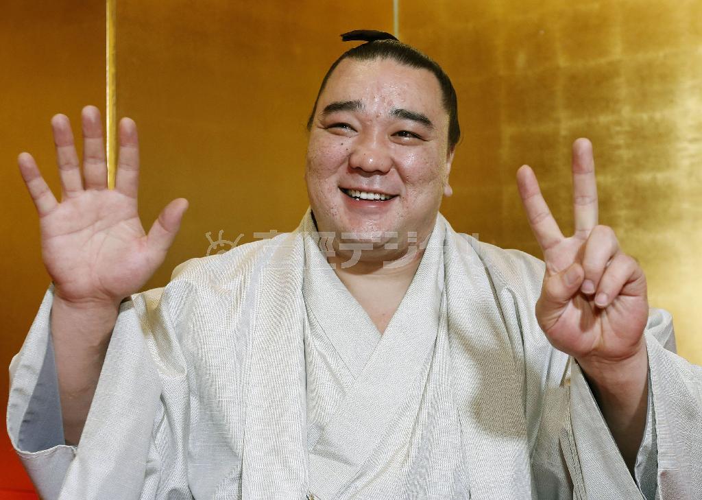 ７度目の優勝から一夜明け、笑顔でポーズをとる横綱日馬富士（はるまふじ）＝２０１５年１１月２３日、福岡県太宰府市（共同）