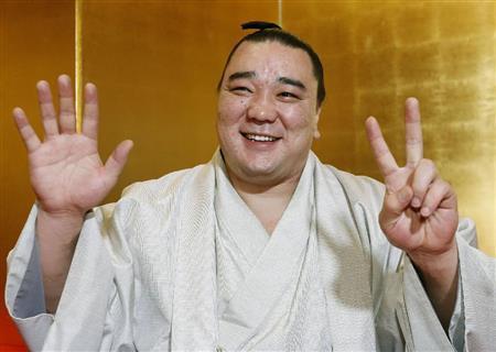 ７度目の優勝から一夜明け、笑顔でポーズをとる横綱日馬富士（はるまふじ）＝２０１５年１１月２３日、福岡県太宰府市（共同）