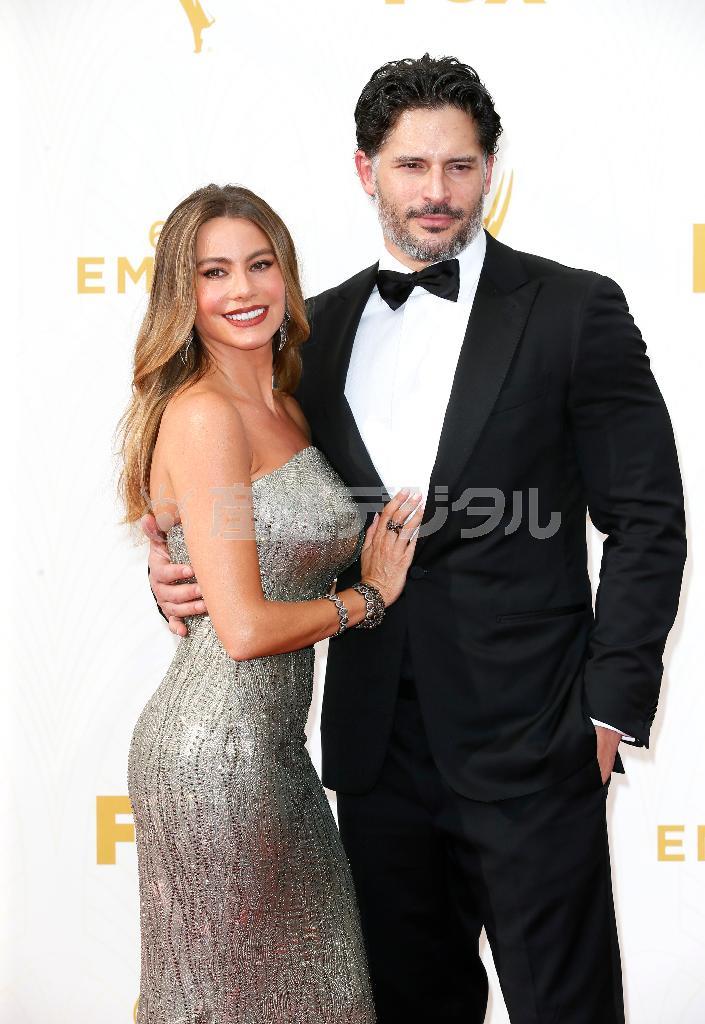 南米コロンビア出身の女優、ソフィア・ベルガラさん（左）と米俳優、ジョー・マンガニエロさん＝２０１５年９月２０日、米カリフォルニア州ロサンゼルス（ＡＰ）