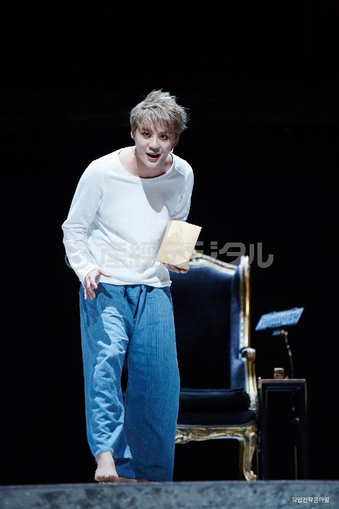 「デスノート」韓国公演でＬ役のジュンス（元東方神起）＝２０１５年６月１６日（提供写真）。（Ｃ）大場つぐみ・小畑健／集英社（写真提供ホリプロ）