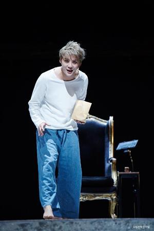 「デスノート」韓国公演でＬ役のジュンス（元東方神起）＝２０１５年６月１６日（提供写真）。（Ｃ）大場つぐみ・小畑健／集英社（写真提供ホリプロ）