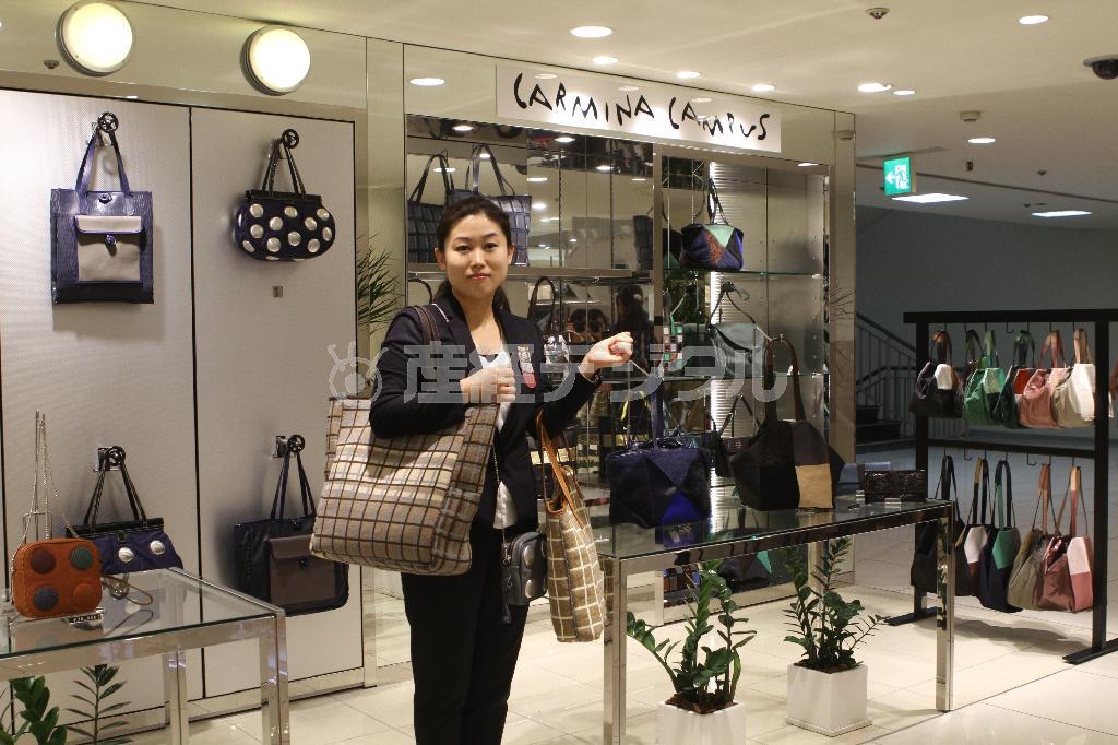 使われずに倉庫に眠ったままのバッグや洋服生地のデッドストックや缶詰の底部分などを再利用してバッグとして生き返らせた「ＣＡＲＭＩＮＡ＿ＣＡＭＰＵＳ」。再利用品とは思えないほどおしゃれでスタイリッシュ＝２０１５年１０月２２日、神奈川県横浜市西区の横浜高島屋（田中幸美撮影）