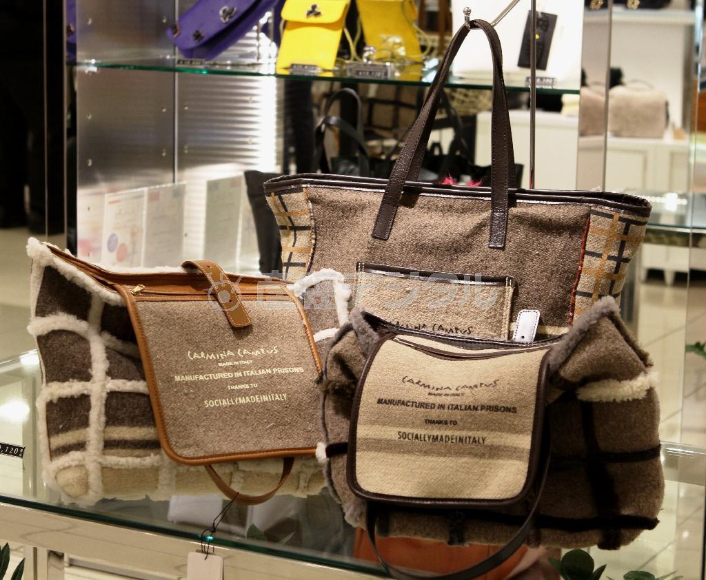 イタリアの刑務所で使われているブランケットを、イタリアの４箇所の刑務所の女性受刑囚がプリントしたり、縫製したりして作ったバッグで、２０１５年秋冬の新作。奥のバッグ５万６１６０円、手前の２点各６万９１２０円＝２０１５年１０月２２日、神奈川県横浜市西区の横浜高島屋（田中幸美撮影）