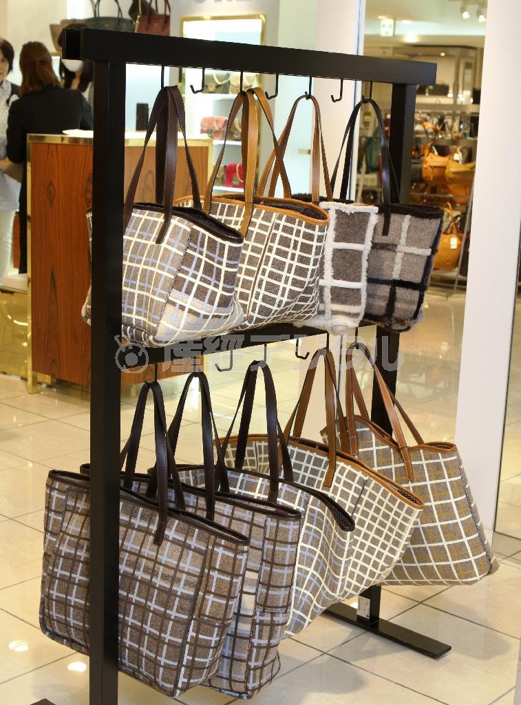 イタリアの女性受刑者の自立支援を目的に生まれた２０１５年秋冬の新作シリーズ「Ｍａｄｅ＿ｉｎ＿ＣＡＲＣＥＲＥ」。上の段１万９４４０～６万９１２０円、下の段各２万３７６０円＝２０１５年１０月２２日、神奈川県横浜市西区の横浜高島屋（田中幸美撮影）