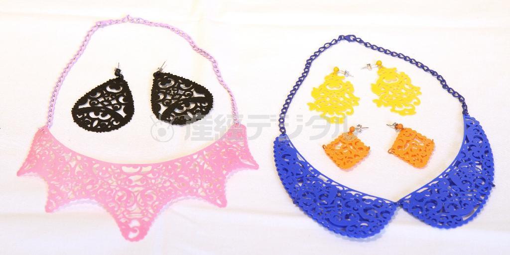 洗剤などのプラスチックボトルを切り抜いて作ったもの。アクセサリー本体は、ボトルの色をそのまま使っており、着色していない。ピンクのネックレス１万９４４０円、ペイズリー型ピアス１万８００円、青のネックレス３万２４０円、ピアス２種各１万８００円＝２０１５年１０月２２日、神奈川県横浜市西区の横浜高島屋（田中幸美撮影）