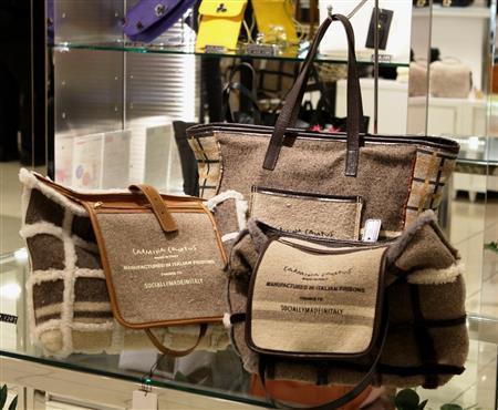 イタリアの刑務所で使われているブランケットを、イタリアの４箇所の刑務所の女性受刑囚がプリントしたり、縫製したりして作ったバッグで、２０１５年秋冬の新作。奥のバッグ５万６１６０円、手前の２点各６万９１２０円＝２０１５年１０月２２日、神奈川県横浜市西区の横浜高島屋（田中幸美撮影）