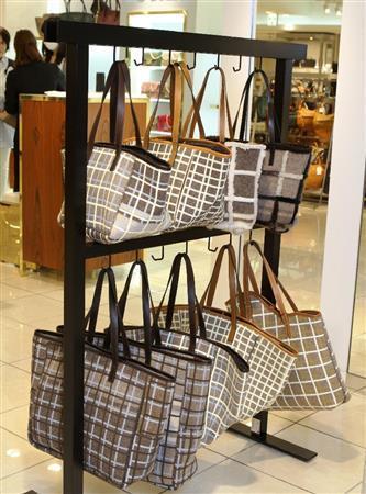 イタリアの女性受刑者の自立支援を目的に生まれた２０１５年秋冬の新作シリーズ「Ｍａｄｅ＿ｉｎ＿ＣＡＲＣＥＲＥ」。上の段１万９４４０～６万９１２０円、下の段各２万３７６０円＝２０１５年１０月２２日、神奈川県横浜市西区の横浜高島屋（田中幸美撮影）