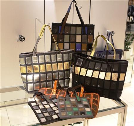 革のサンプルを同じ形に切り取って合わせたもの。ところどころに入っている文字は、色の名や色番号。初めから書かれていたものと、バッグにするにあたって書いたものとが混在している（４万１０４０円～６万９１２０円）＝２０１５年１０月２２日、神奈川県横浜市西区の横浜高島屋（田中幸美撮影）