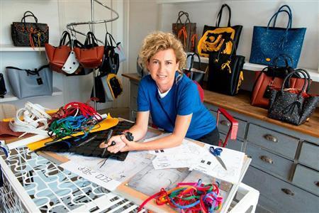 イタリアのラグジュアリーブランド「フェンディ」一族に生まれ、長く「フェンディッシモ」のデザイナーを務めた後、自ら廃材やデッドストックを素材にブランド「ＣＡＲＭＩＮＡ＿ＣＡＭＰＵＳ」を立ち上げたイラリア・ヴェントゥリーニ・フェンディさん＝２０１５年８月３１日（横浜高島屋提供）