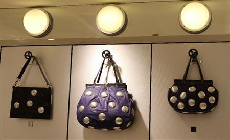 ジュースなどのアルミ缶の底の部分を再利用してバッグのアクセントとして施した。生地の部分も、デッドストックを使用している。（左から）５万６１６０円、６万４８００円、６万４８０円＝２０１５年１０月２２日、神奈川県横浜市西区の横浜高島屋（田中幸美撮影）