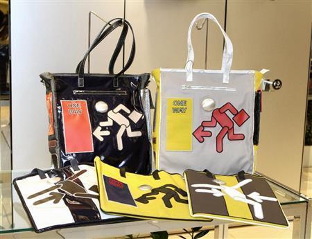 言語が異なっても意味が通じる絵文字「ピクトグラム」をデザインしたユニークなバッグ。顔の部分にジュースの缶の底の部分を使用してポップに仕上げた立てかけられた黒と白のバッグ各１５万１２００円、手前の３点各５万１８４０円＝２０１５年１０月２２日、神奈川県横浜市西区の横浜高島屋（田中幸美撮影）