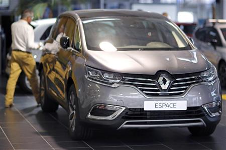 ２４日、フランス西部ナント近郊の販売店で展示中のルノー・エスパス（ロイター＝共同）