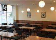 ３０日に開業するファミリーマート「吹田栄通り商店会店」のイートインスペース＝大阪府吹田市