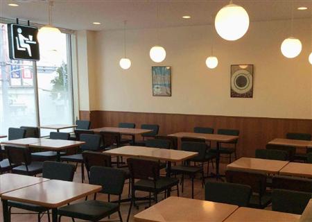 ３０日に開業するファミリーマート「吹田栄通り商店会店」のイートインスペース＝大阪府吹田市