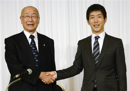 鈴与の新社長に就任し、鈴木与平会長（左）と握手する鈴木健一郎氏＝２５日午後、静岡市