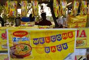 販売が再開された即席麺マギーが店頭に並んだ＝９日、インド西部グジャラート州（ＡＰ）