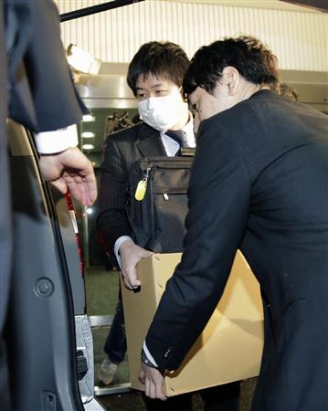 村上世彰氏の長女が代表を務める投資ファンド「Ｃ＆Ｉホールディングス」から押収物を運び出す証券取引等監視委員会の職員＝２５日午後６時２分、東京都港区