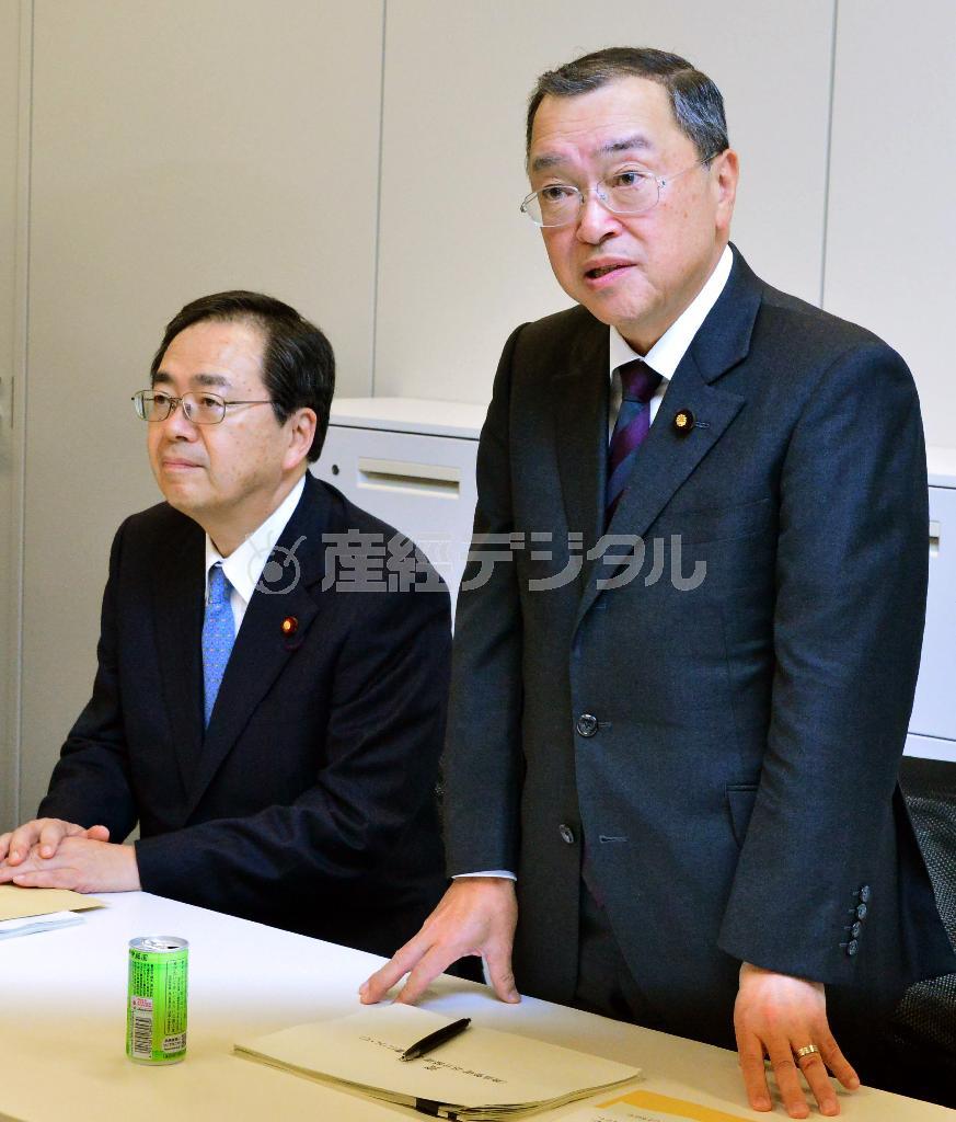 与党税制協議会・軽減税率検討委員会であいさつする自民党の宮沢洋一税調会長（右）。左は公明党の斉藤鉄夫税調会長。対象品目の線引きをめぐる自公の温度差はなお大きい＝２０１５年１１月１８日午後、東京都千代田区永田町の衆院第二議員会館（斎藤良雄撮影）