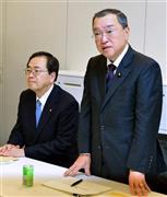 与党税制協議会・軽減税率検討委員会であいさつする自民党の宮沢洋一税調会長（右）。左は公明党の斉藤鉄夫税調会長。対象品目の線引きをめぐる自公の温度差はなお大きい＝２０１５年１１月１８日午後、東京都千代田区永田町の衆院第二議員会館（斎藤良雄撮影）