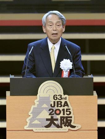 第６３回民間放送全国大会で挨拶する民放連の井上弘会長＝２０１５年１１月１０日、大阪市（共同）