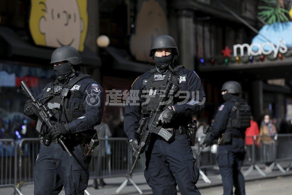 サンクスギビングデーを前に、テロ警戒でマンハッタンの警備にあたる武装警官＝２０１５年１１月２３日、米ニューヨーク（ロイター）