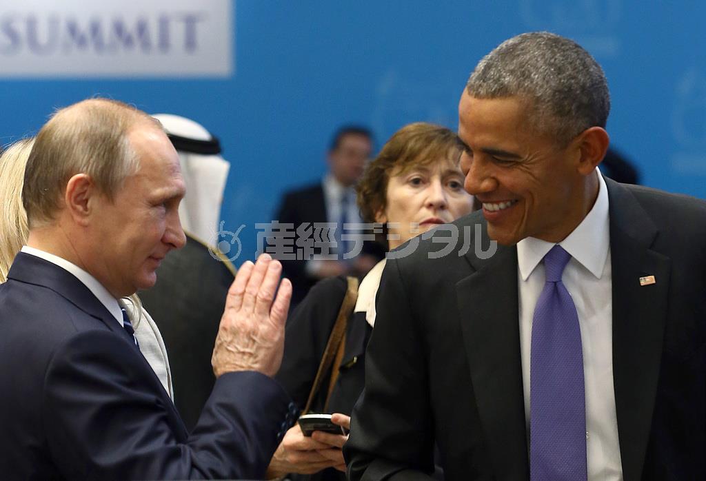 トルコのアンタルヤで開かれたＧ２０首脳会議の際、挨拶を交わすウラジーミル・プーチン露大統領（左）とバラク・オバマ米大統領＝２０１５年１１月１６日（ロイター）