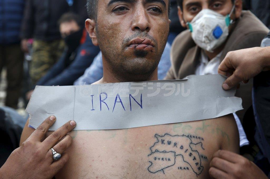 唇を縫い付けハンガーストライキを行っているイラン難民＝２０１５年１１月２３日、ギリシャ・イドメニ（ロイター）