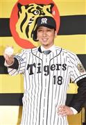 ４季ぶりに縦縞のユニホームに袖を通し、ポーズを取る藤川球児（きゅうじ）＝２０１５年１１月２４日、大阪市北区（甘利慈撮影）