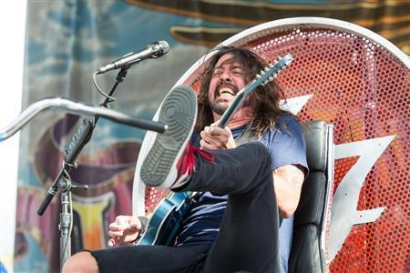 米ロックバンド「フー・ファイターズ」のボーカル、デイブ・グロールさん＝２０１５年１０月１８日、米カリフォルニア州キャスティーク（ＡＰ）