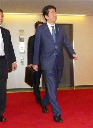 自民党本部で谷垣禎一幹事長、宮沢洋一税調会長らとの協議に臨む安倍晋三首相＝２４日午前、東京・永田町