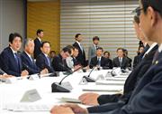 ＴＰＰ総合対策本部の会合であいさつする安倍晋三首相（左）＝２５日午後、首相官邸（斎藤良雄撮影）