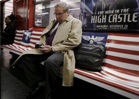 ２４日、ニューヨークで、ナチスの軍記章のようになった広告が掲示された地下鉄車両（ロイター）