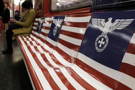 ２４日、ナチスの軍記章のような広告が掲示された地下鉄車両の座席部分＝ニューヨーク（ロイター）